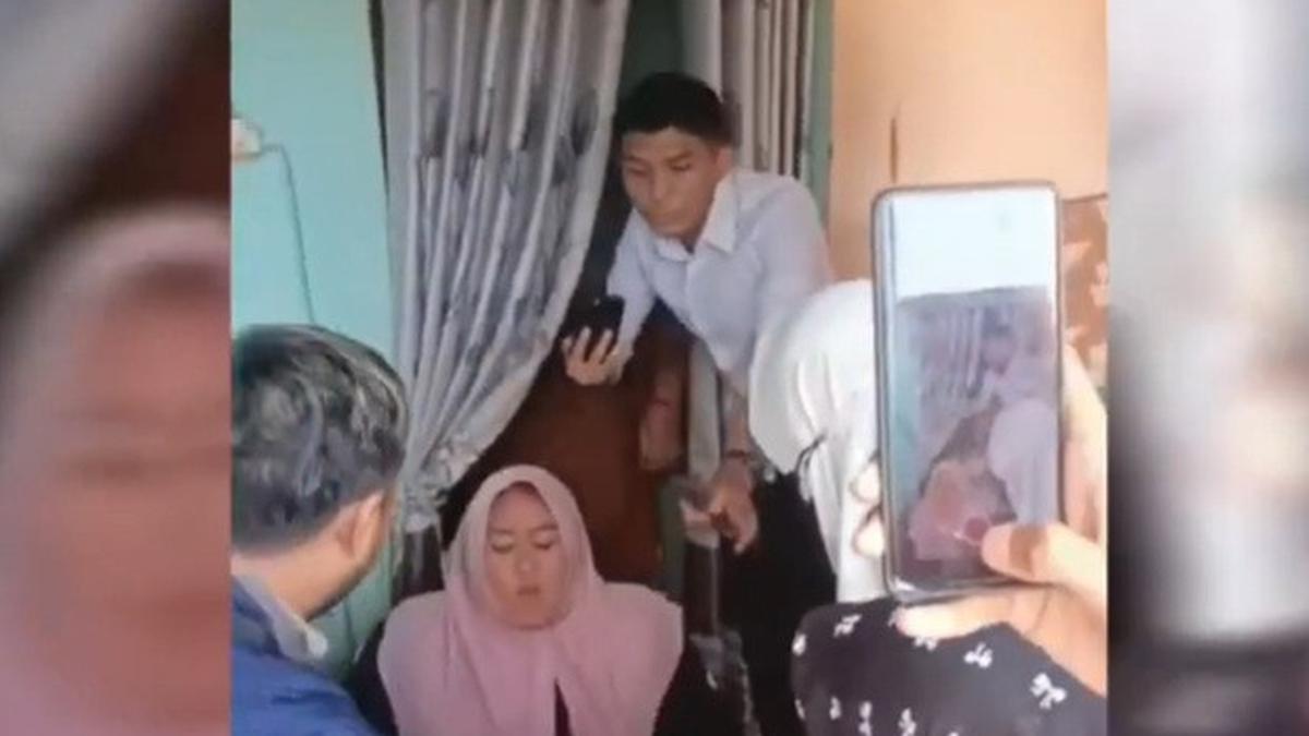 Duduk Perkara Emak-emak Surabaya Emosi Tertipu Sembako Murah - merdeka.com