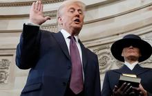 Trump Tidak Letakkan Tangan di Atas Alkitab Saat Diambil Sumpah Sebagai Presiden AS, Ternyata Ini Alasannya