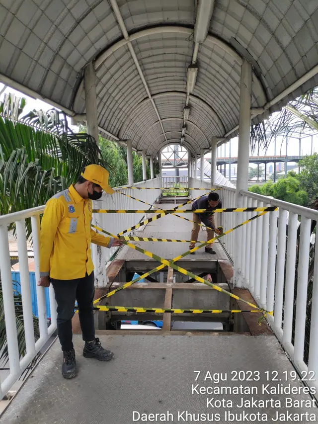 Sejumlah besi di Jembatan Penyeberangan Orang (JPO) Warung Gantung di Jalan Daan Mogot, Jakarta Barat kembali dicuri.