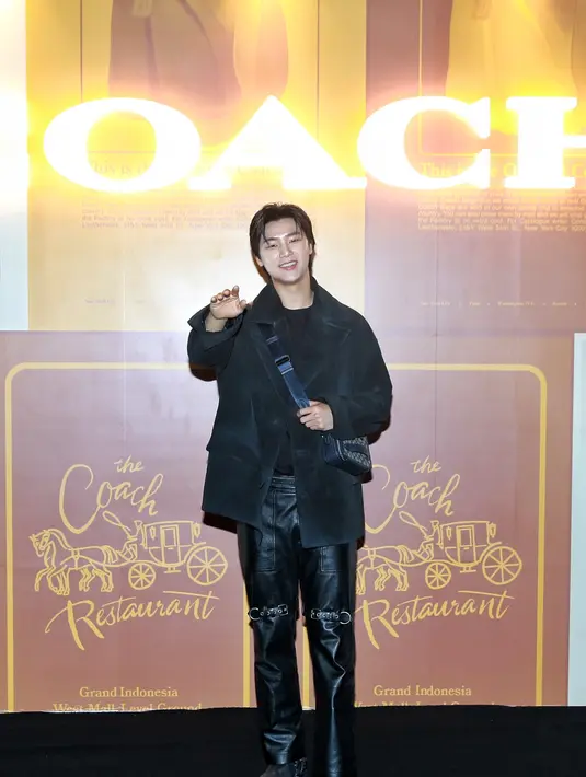 Kang Min Hyuk hadir dengan tampilan yang manly mengenakan outfit all Coach serba hitam. [Foto: Document FIMELA/Adrian Putra]