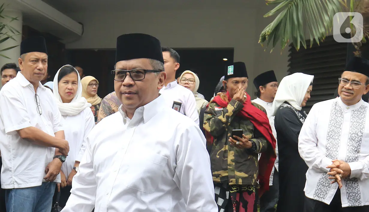 Sekretaris Jenderal DPP PDIP Hasto Kristiyanto saat melayat KH Salahuddin Wahid atau Gus Sholah di rumah duka kawasan Mampang Prapatan, Jakarta, Senin (3/2/2020). Gus Sholah meninggal di RS Harapan Kita Jakarta karena sakit. (Liputan6.com/Herman Zakharia)