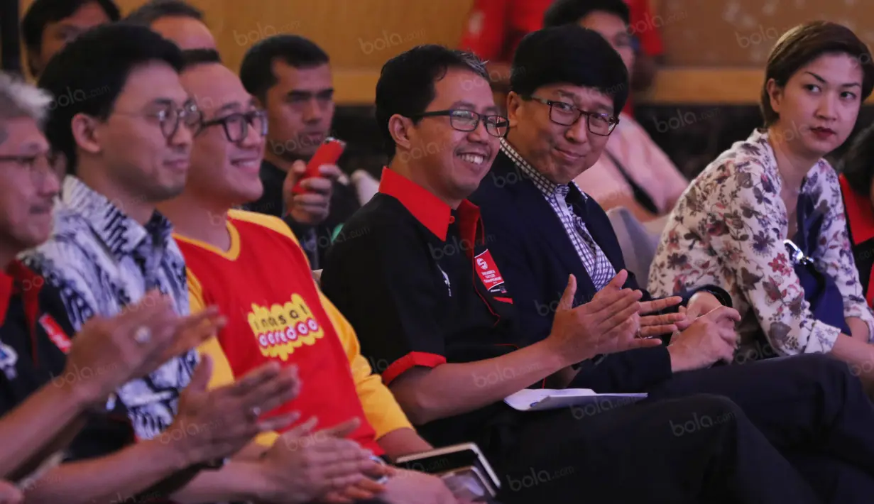 Direktur PT GTS, Joko Driyono, bersama Wakil Dirut EMTEK, Sutanto Hartono (kedua kanan) menghadiri peluncuran Torabika Soccer Championship 2016 presented by IM3 Ooreedoo di Hotel Mulia, Jakarta, Senin (18/4/2016). (Bola.cm/Nicklas Hanoatubun)