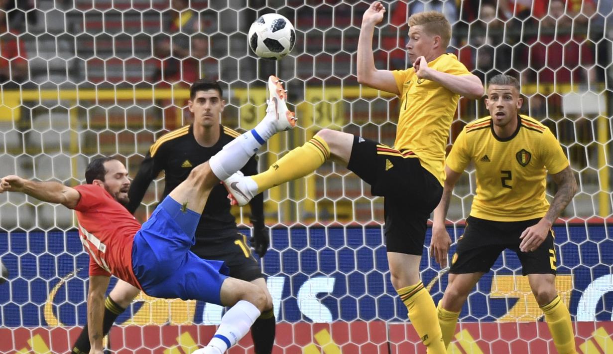 Aksi pemain Kosta Rika, Marco Urena (kiri) mencoba melepaskan tembakan saat di adang pemain Belgia, Kevin De Bruyne pada laga uji coba di King Baudouin stadium, Brussels, (11/6/2018). Belgia menang 4-1. (AP/Geert Vanden Wijngaert)