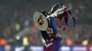 Penyerang Barcelona Lionel Messi mengangkat trofi Liga Spanyol usai memenangkan gelar liga ke-26 mereka setelah pertandingan melawan Levante di stadion Camp Nou di Barcelona pada 27 April 2019. Belum diketahui ke mana Messi akan berlabuh pada musim panas ini. (AFP/Pau Barrena)