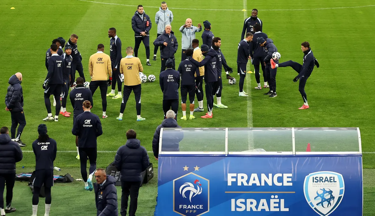 Mengantisipasi insiden kerusuhan di Amsterdam, pihak kepolisian Paris mengerahkan sekitar 40.000 personel untuk menjaga laga Prancis vs Israel. (FRANCK FIFE/AFP)