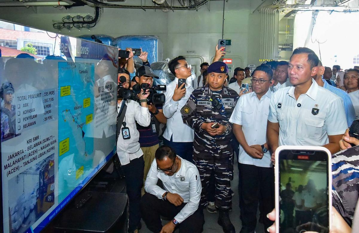 FOTO: Menko IPK Lepas KRI Semarang Kirim Bantuan ke Wilayah Bencana Sumatera