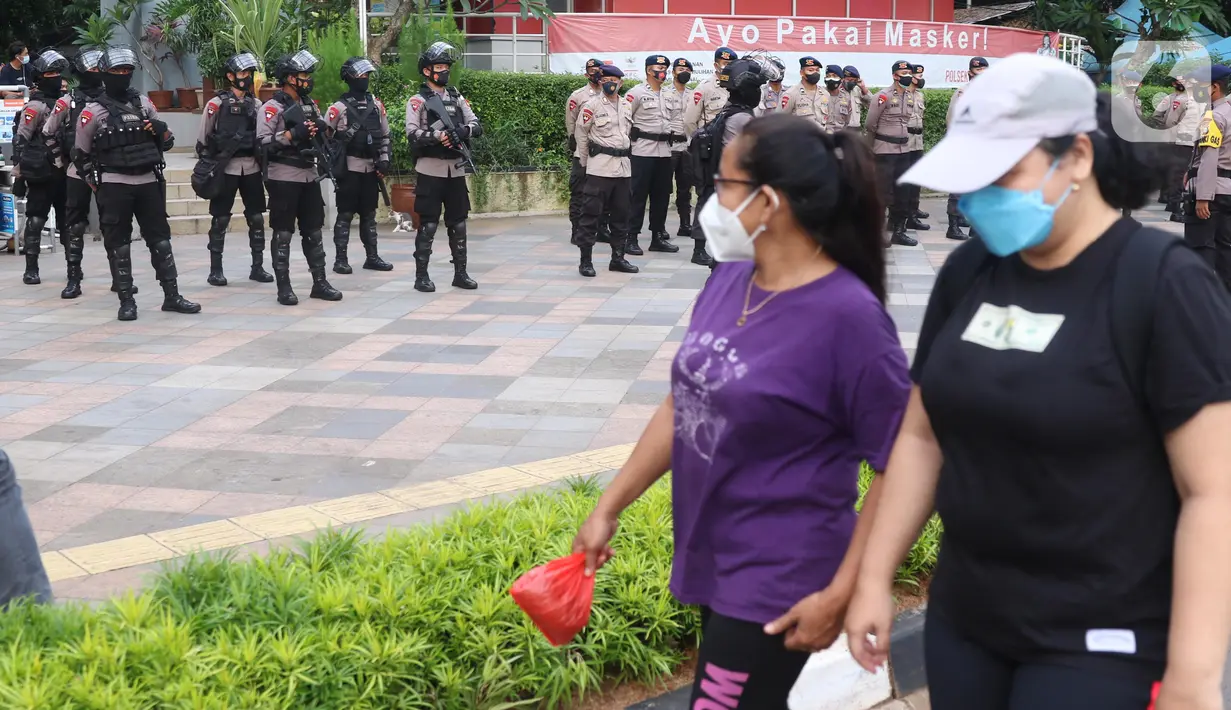 Aparat kepolisian bersenjata lengkap bersiaga di kawasan Bundaran Hotel Indonesia (HI),  Jakarta, Rabu (12/5/2021). Pengamanan ketat tersebut dilakukan untuk menjaga perayan Idul Fitri 1442 di jantung Ibu Kota. (Liputan6.com/Angga Yuniar)