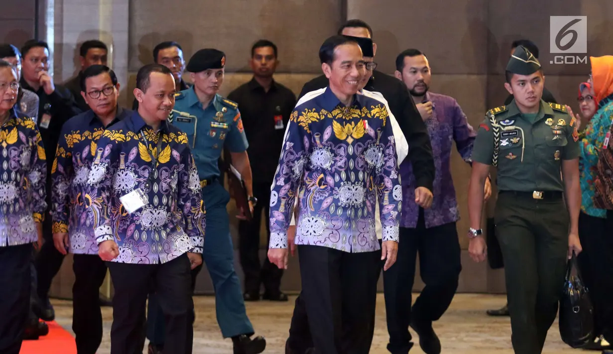 Presiden Jokowi (kanan) didampingi Ketua Umum HIPMI Bahlil Lahadalia saat menghadiri Sidang Dewan Pleno II dan Rapimnas HIPMI di Tangerang, Rabu (7/3). Rapimnas dihadiri lebih dari 2.000 peserta dari 34 provinsi di Indonesia. (Liputan6.com/Angga Yuniar)