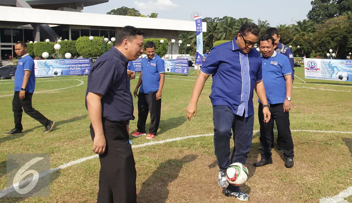 Ketua Komisi IX DPR RI Dede Yusuf  bersama sejumlah anggota fraksi bersiap melakukan kick off membuka turnamen futsal dalam rangka HUT Partai Demokrat ke-15 di Lapangan Sepakbola DPR, Senayan, Jakarta, Jumat (9/9). (Liputan6.com/Johan Tallo)