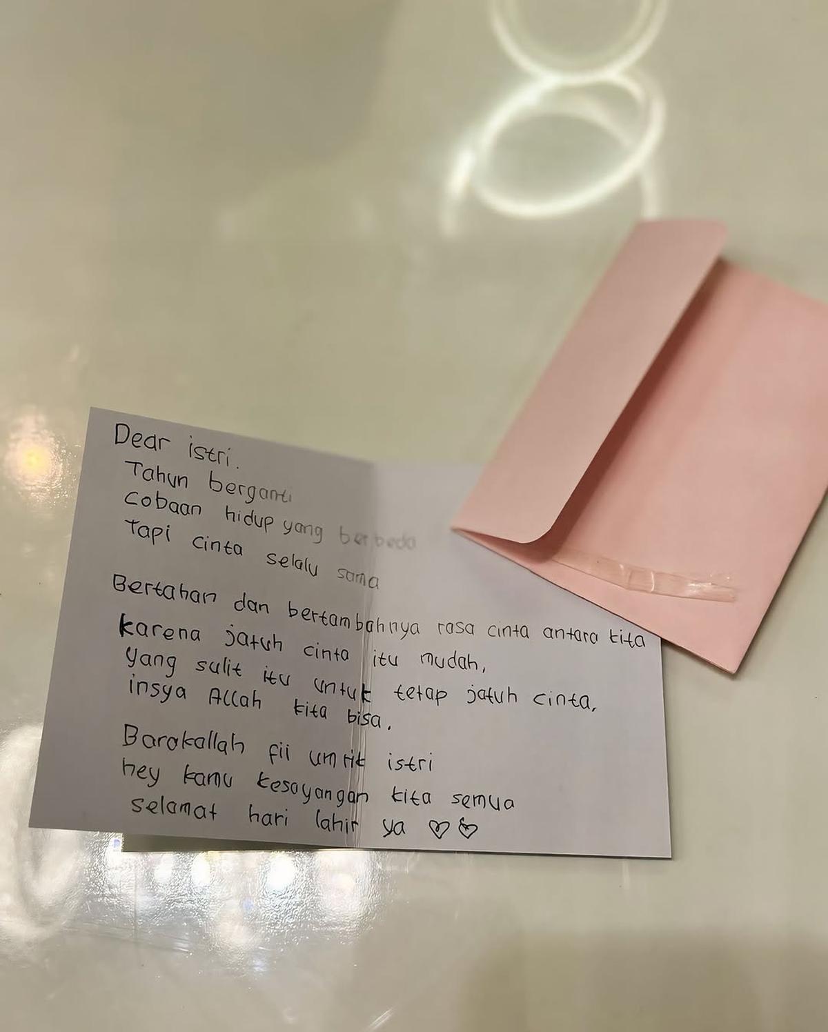7 Potret Kejutan Ulang Tahun Fairuz A Rafiq dari Suami dan Anak, Bentuk Kuenya Bikin Salah Fokus
