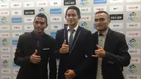 Rizky Rizaldi Pora (kanan), seusai menghadiri peluncuran Liga 1 2017. (Bola.com/Wiwig Prayugi)