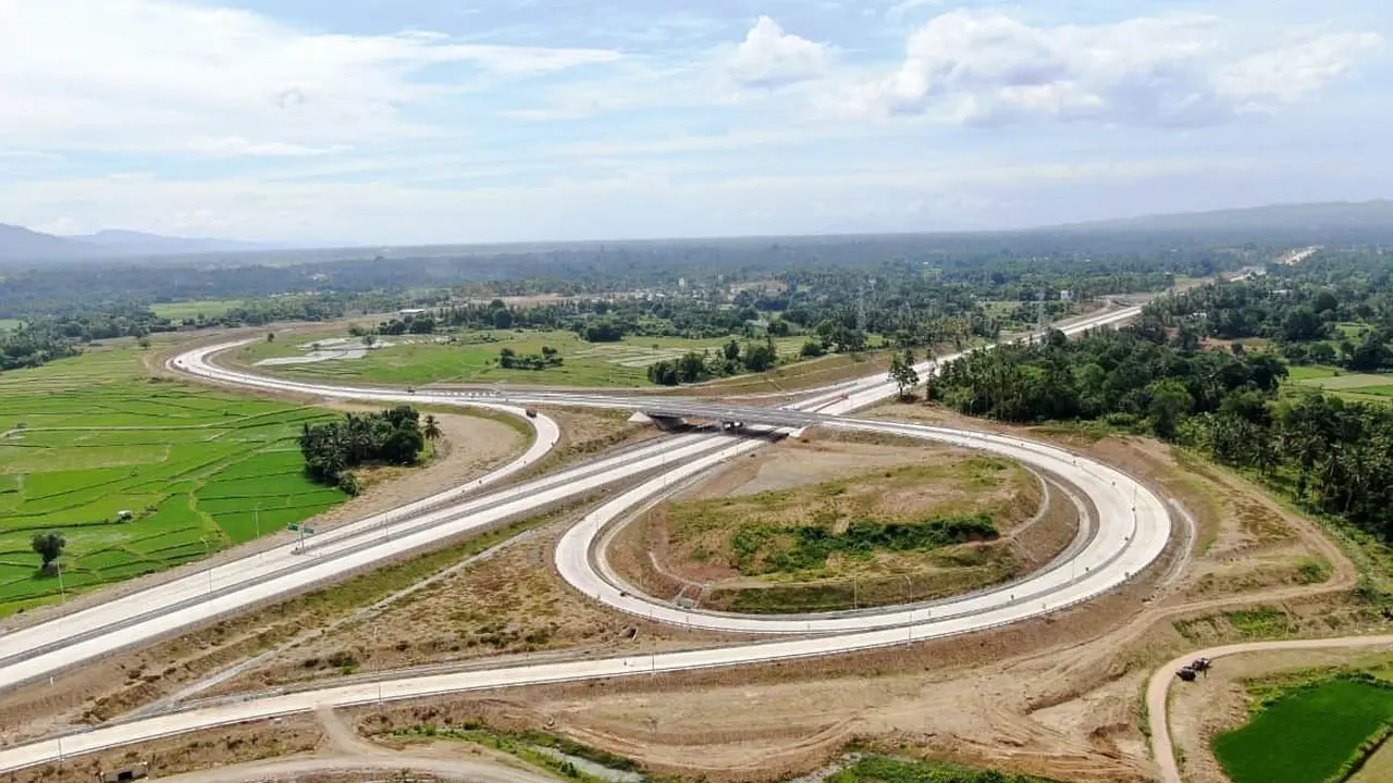 Kementerian PUPR mencatat sejak Januari-Agustus 2021 sudah ada 13 ruas tol baru yang tuntas konstruksi fisiknya sepanjang 96,16 km, dimana 10 ruas telah beroperasi. (Dok Kementerian PUPR)
