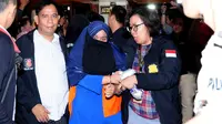 Tersangka kasus penipuan calon jemaah umroh, Anniesa Hasibuan digiring polisi usai rilis di Bareskrim Mabes Polri, Jakarta, Selasa (22/8). Hingga kini, polisi telah menetapkan tiga tersangka kasus tersebut. (Liputan6.com/Helmi Fithriansyah)