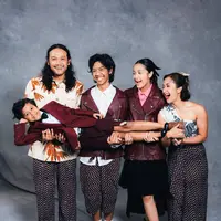 Intip gaya unik foto keluarga Dwi Sasono dan Widi Mulia jelang perilisan film Keluarga Super Irit (@dwisasono)