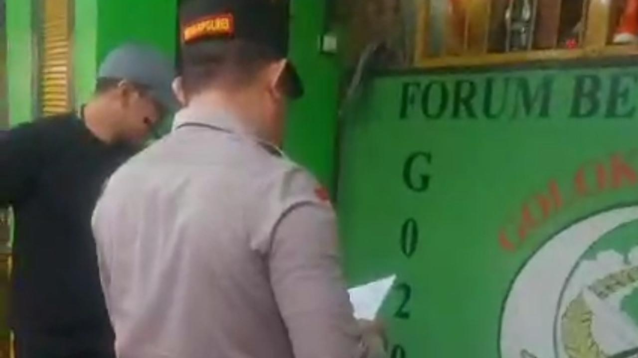 VIDEO: Polisi 'Obok-Obok' Markas Preman Berkedok Ormas di Jaksel, Temukan Banyak Senjata Tajam