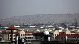 Pesawat-pesawat diparkir di landasan setelah ledakan mematikan di luar bandara di Kabul, Afghanistan, Kamis (26/8/2021). Taliban menyebut ledakan itu terjadi di wilayah yang dikendalikan militer Amerika Serikat. (AP Photo/Wali Sabawoon)