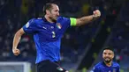 Giorgio Chiellini merupakan kapten Timnas Italia yang berjasa membawa Gli Azzurri menyabet gelar Euro 2020 dan titel 37 laga tak terkalahkan. Saat ini, ia bermain untuk Juventus di Liga Italia sekaligus menjadi kapten La Vecchia Signora. (AFP/Pool/Ettore Ferrari)