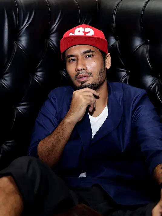 Diakui oleh JFlow jika sudah 3 tahun terakhir ini ia memiliki kebiasaan untuk menghabiskan waktu di kedai kopi mulai dari menulis artikel, edit lagu hingga mengunggah video, bahkan bisa mencapai 10 jam sehari. (Andy Masela/Bintang.com)