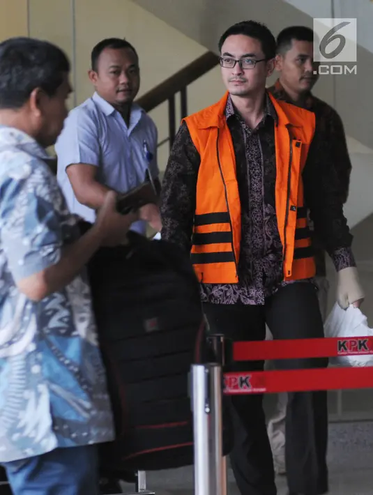 Gubernur Jambi nonaktif Zumi Zola Zulkifli usai menjalani pemeriksaan lanjutan di gedung KPK, Jakarta, Rabu (4/7). Zumi Zola diperiksa sebagai tersangka terkait dugaan suap pengesahan R-APBD Pemprov Jambi 2018. (Merdeka.com/Dwi Narwoko)