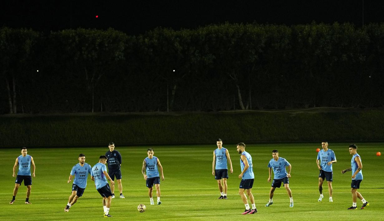Pada sesi latihan tersebut, tidak terlihat kehadiran Lionel Messi. La Pulga dilaporkan mempunyai keluhan rasa tidak nyaman pada hamstring kiri. (AP Photo/Francisco Seco)