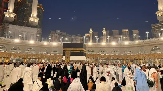 Kepadatan di Masjidil Haram, Makkah. Jemaah haji diimbau sholat di masjid sekitar hotel.