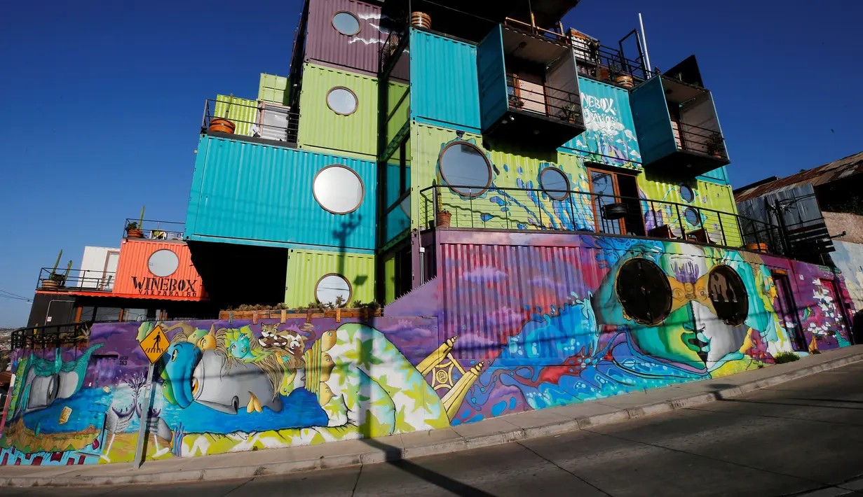 Pemandangan Hotel WineBox Valparaiso di Valparaiso, Chile, Senin (11/3). Hanya dibutuhkan waktu satu malam untuk membuat hotel kontainer ini. (REUTERS/Rodrigo Garrido)