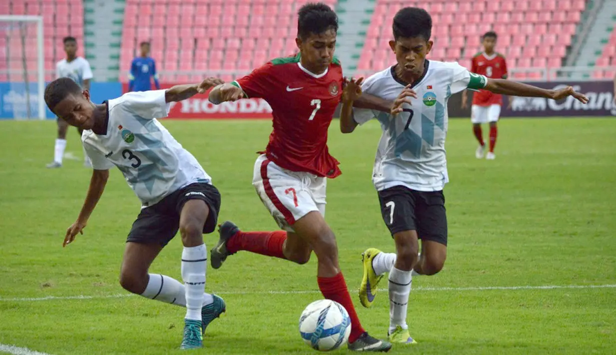 Aksi Pemain Timnas Indonesia U-16, Amanar Abdilla (tengah) melewati adangan pemain Timor Leste U-16 pada laga grup G Piala AFC U-16 di Stadion Rajamangala, Bangkok, Senin (18/9/2017). Timnas Indonesia U-16 menang 3-1. (Bola.com/PSSI)