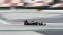 Pebalap McLaren Honda, Jenson Button mencatat waktu 1m25,183s pada sesi kedua tes pramusim di Sirkuit Catalunya, Barcelona, Rabu (2/3/2016). Malam WIB. (AFP/Josep Lago)