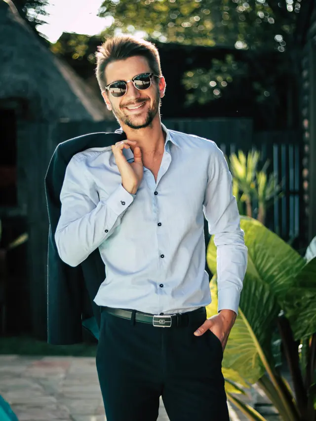 Dulu Identik dengan Baju Kerja Pria, Kemeja Biru Button-Down Jadi Ikon Fashion Masa Kini