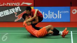 Pebulutangkis Tiongkok, Chen Long berpelukan dengan pelatihnya usai mengandaskan Lee Chong Wei (Malaysia) di final Total BWF World Championships 2015 di Jakarta, Minggu (16/8/2015). Chen Long unggul 21-14, 21-17. (Liputan6.com/Helmi Fithriansyah)