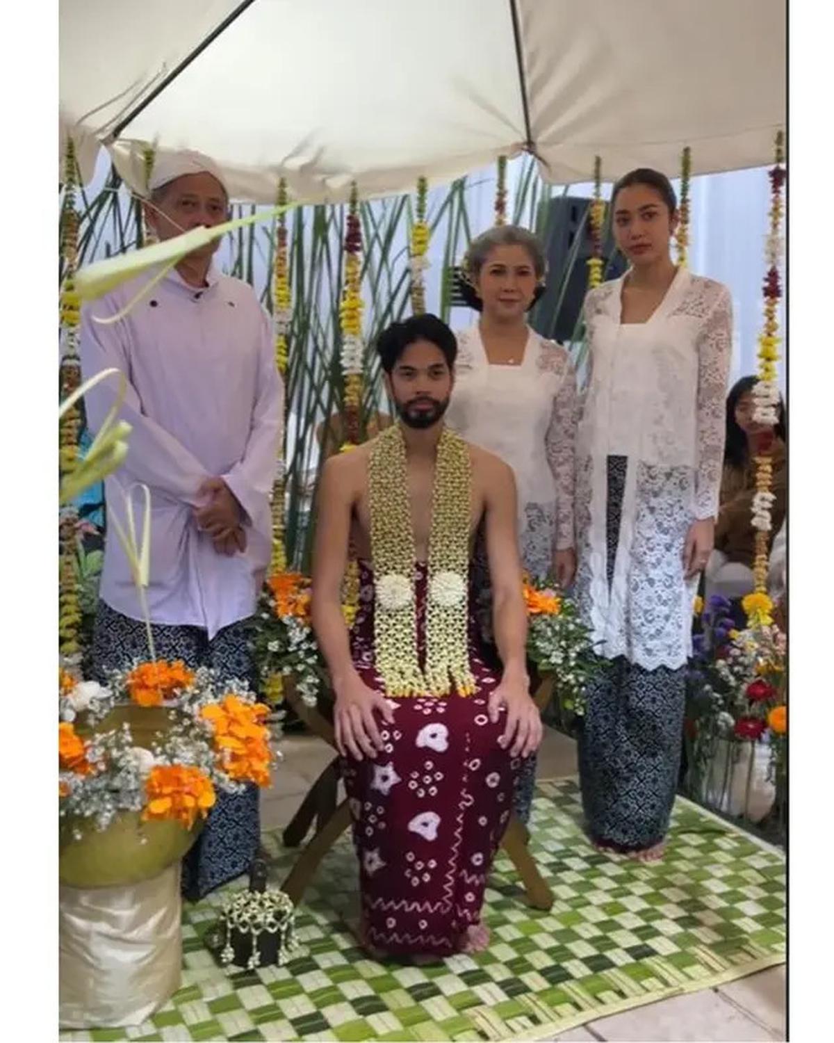 6 Potret Widi Vierratale di Siraman Jelang Nikah Sang Adik, Pakai Kebaya Putih