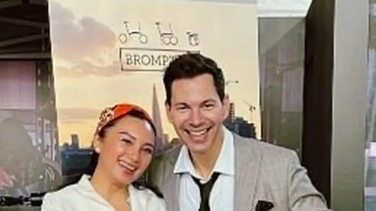 Hubungan Tata Cahyani dan Bobby Tonelli mendapatkan respon positif dari netizen, yang sering memuji kebersamaan dan bahkan mendoakan agar hubungan ini berlanjut hingga pernikahan.