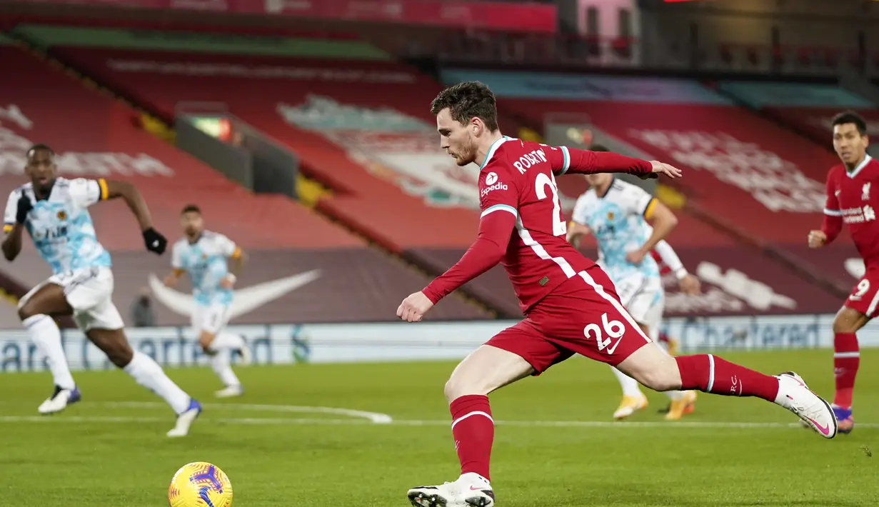 Bek Liverpool, Andrew Robertson berusaha mengumpan bola saat bertanding melawan Wolverhampton Wanderers pada pertandingan lanjutan Liga Inggris di Stadion Anfield, Liverpool, Inggris, Minggu (7/12/2020). Liverpool menang telak atas Wolverhampton 4-0. (AP photo/Jon Super, Pool)
