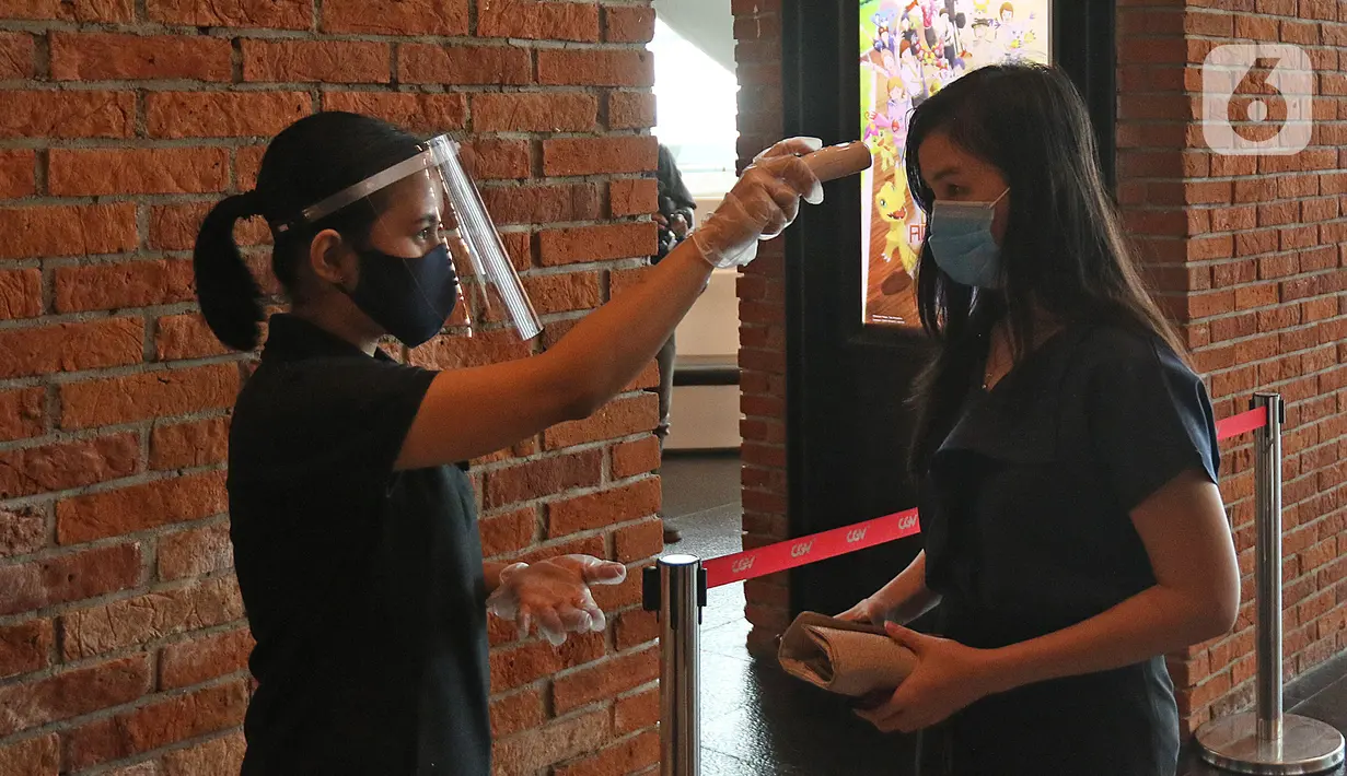 Penonton diperiksa suhu tubuh sebelum masuk ke dalam studio yang sudah dibuka, di CGV Grand Indonesia di Jakarta, Rabu (21/10/2020). Sejumlah bioskop di Ibu Kota kembali beroperasi hari ini setelah mendapatkan izin dari Pemprov DKI Jakarta. (Liputan.com/Herman Zakharia)