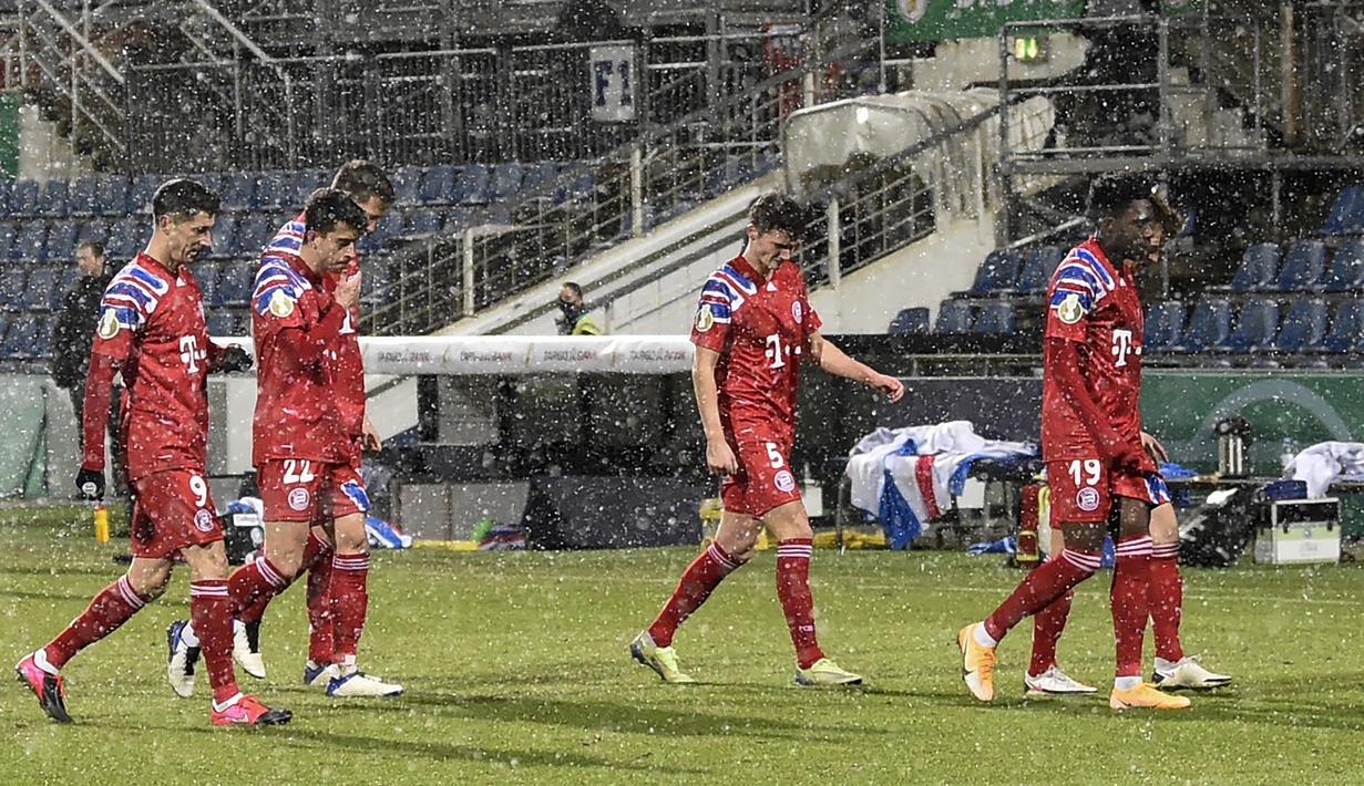 Para pemain Bayern Munich meninggalkan lapangan usai dikalahkan tim Divisi 2 Holstein Kiel 5-6 lewat adu penalti dalam laga babak kedua Piala DFB Pokal 2020/21 di Kiel, Rabu (13/1/2021). Kedua tim bermain imbang 2-2 di waktu normal hingga perpanjangan waktu. (AFP/Fabian Bimmer/Pool)