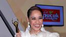 Penyanyi Bunga Citra Lestari meraih penghargaan dalam kategori Karya Produksi Original Soundtrack Terbaik. Ia tampil dengan model kostum bulu-bulu warna putih. (Deki Prayoga/Bintang.com)