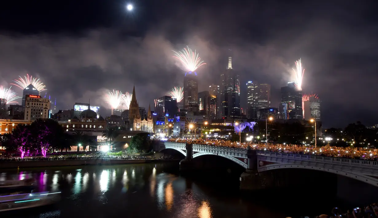 Kembang api menghiasi langit di sepanjang Sungai Yarra pada malam Tahun Baru di Melbourne. (01/1/2018). Langit di kota Sydney juga dihujani sekitar 13 ribu kembang api jenis shell dan 30 ribu kembang api jenis komet. (AFP Photo / Mal Fairclough)