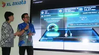 Chief Service Management XL Yessie D Yosetya bersama Vice President LTE XL Rahmadi Mulyohartono menunjukkan penerapan teknologi 4T4R 4x4 MIMO di Jakarta, Rabu (12/10/2016). (Liputan6.com/Agustin S. Wardani)