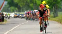 Pebalap asing kembali mendominasi pada etape kedua International Tour de Banyuwangi Ijen (ITdBI) 2017, Kamis (28/9/2017).  (Bola.com/Fahrizal Arnas)