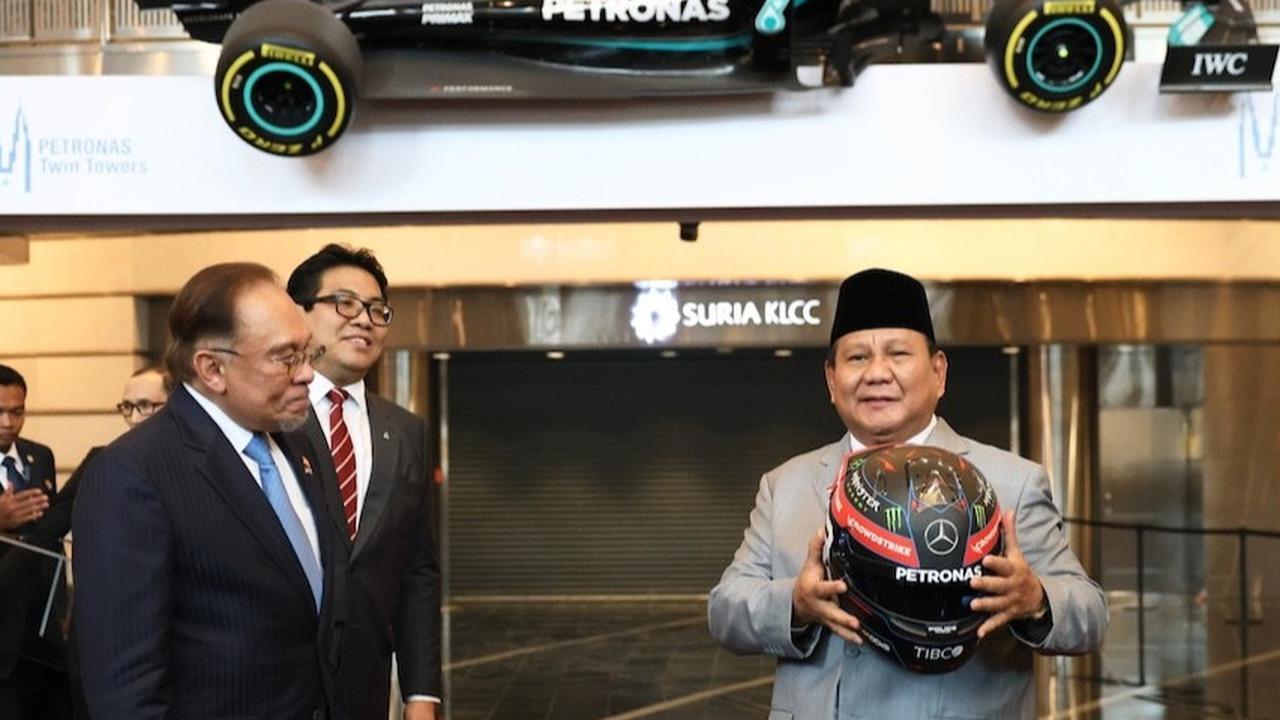 Prabowo Tunjuk Mobil F1, Padahal Sudah Diberi Helm