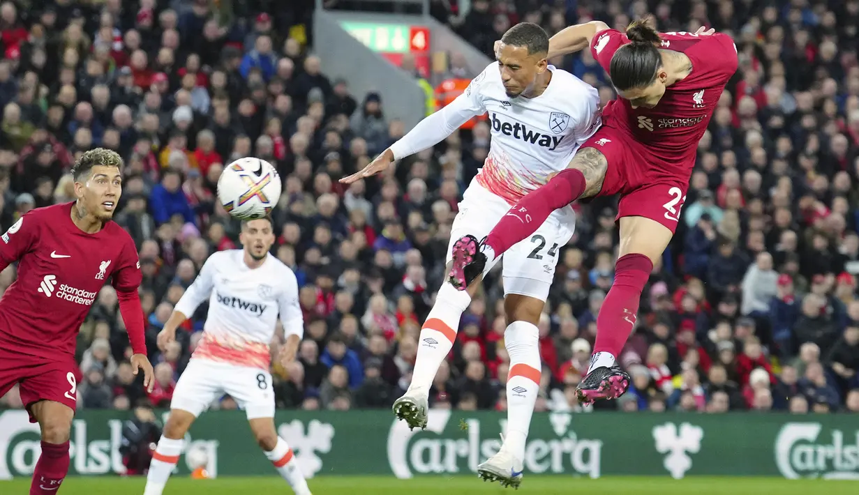 Pemain Liverpool, Darwin Nunez (kanan) mencetak gol pertama timnya saat laga lanjutan Liga Inggris 2022/2023 antara Liverpool melawan West Ham United di Stadion Anfield, Rabu (19 /10/2022). (AP/Jon Super)