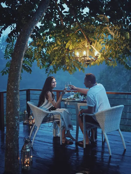 Tidak selalu menghabiskan waktu bersama dengan buah hati mereka, Bjorka, namun pasangan muda ini juga habiskan waktu berdua saja. Seperti di foto ini, mereka tengah menikmati makan malam romantis. (Instagram/ringgoagus)