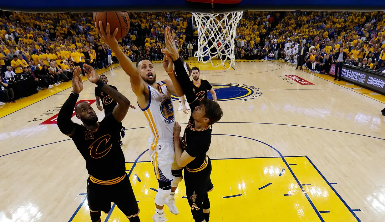 Pemain Golden State Warriors, Stephen Curry berusaha memasukan bola ke dalam ring saat pertadingan gim kelima Final NBA 2017 di Oakland, California (12/6). Dalam pertandingan ini Curry menyumbang 34 poin. (AP Photo/Marcio Jose Sanchez)