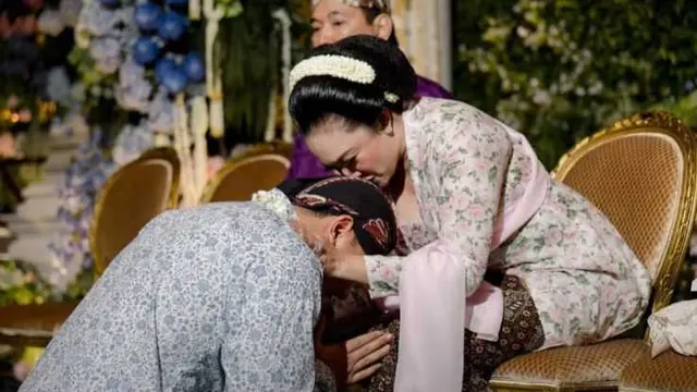 Potret Detail Kebaya Tata Cahyani di Momen Siraman-Sungkeman Darma Mangkuluhur