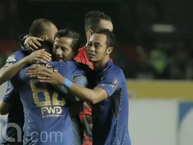 Pelatih Persib, Djajang Nurjaman, dipeluk para pemain setelah berhasil menang atas Persiba pada laga lanjutan liga 1 Indonesia di Stadion GBLA, Bandung, Minggu (11/6/2017). Persib menang 1-0. (Bola.com/M Iqbal Ichsan)