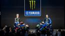 Pebalap Monster Energy Yamaha, Fabio Quartararo dan Franco Morbidelli, saat memperkenalkan livery baru yang akan digunakan untuk MotoGP 2023 di Jakarta di Hotel St. Regis pada Selasa (17/1/2023). (Dok. Yamaha)