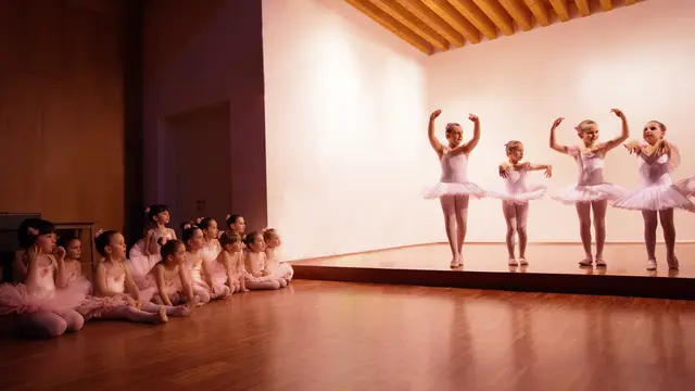 Anak dengan kecerdasan kinestetik cenderung memiliki bakat menjadi atlet, penari, atau aktor.