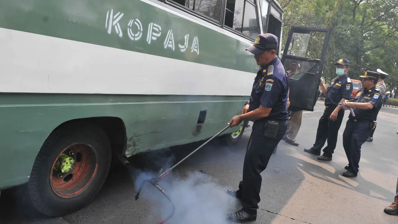Uji emisi kendaraan di Terminal Kampung Rambutan