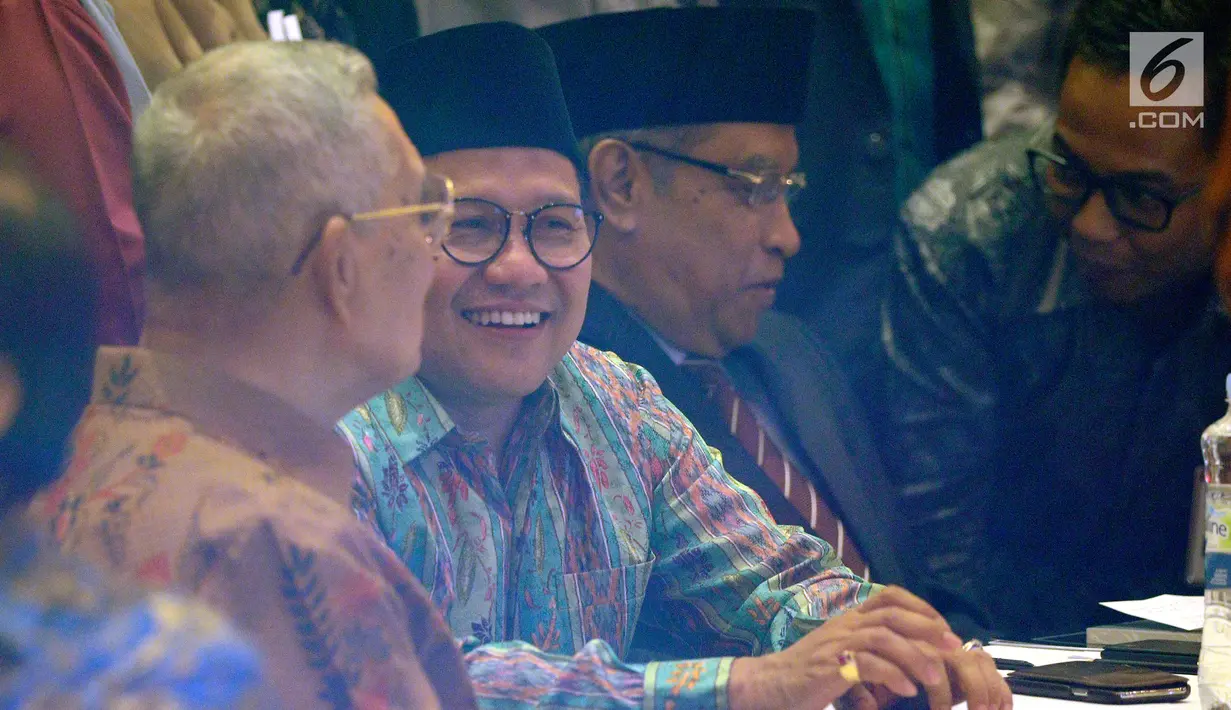 Ketum PKB Muhaimin Iskandar berbincang dengan Wapres ke-6 Try Sutrisno  pada acara Deklarasi Said Aqil Siroj (SAS) Institute di Jakarta, Rabu,(1/8). SAS Institute sebuah organisasi simbol perjuangan gagasan Islam Nusantara. (Liputan6.com/Johan Tallo)