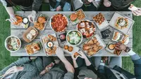 Jangan Jauhi Pengidap Hepatitis B dan C karena Makan Bersama